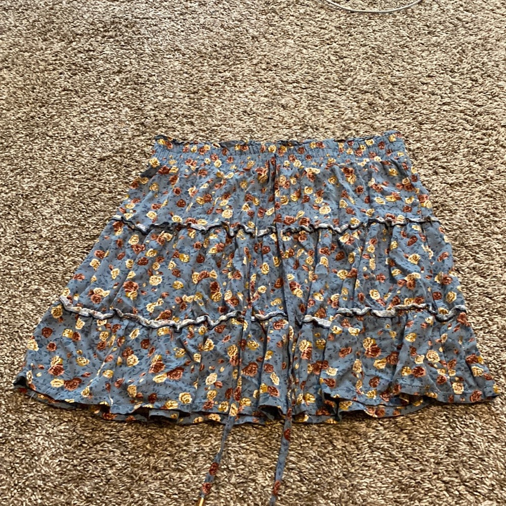 Elastic waist women’s blue mid-thigh flowy skirt. 2 decorative strings in front